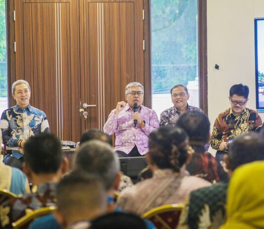 Setahun Kepemimpinan Dedie–Jenal, Kinerja Pemkot Bogor Dievaluasi dan Catat Tren Positif Wali Kota Bogor Dedie A. Rachim memimpin rapat pimpinan di Bumi Ageung Batutulis. Foto: dok. Pemkot Bogor.