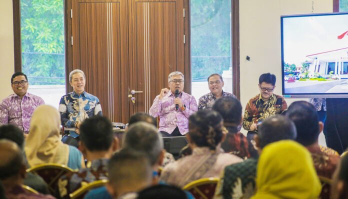 Wali Kota Bogor Dedie A. Rachim memimpin rapat pimpinan di Bumi Ageung Batutulis. Foto: dok. Pemkot Bogor. Wali Kota Bogor Dedie A. Rachim memimpin rapat pimpinan di Bumi Ageung Batutulis. Foto: dok. Pemkot Bogor.
