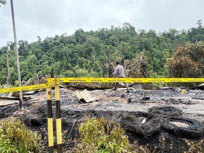 Petugas melakukan olah TKP di lokasi penyerangan Pos PT Kristal Kilometer 38, Nabire. Foto: Polri Petugas melakukan olah TKP di lokasi penyerangan Pos PT Kristal Kilometer 38, Nabire. Foto: Polri