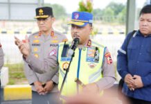 Jelang Operasi Ketupat 2026, Kakorlantas Cek Jalur Trans Sumatera: Kendaraan Over Dimensi Diminta Berhenti Kakorlantas Polri meninjau jalur Tol Trans Sumatera jelang Operasi Ketupat 2026. Foto: Harnas.id