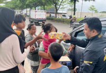 Ramadan 2026, BRI Bekasi HI Turun Langsung Berbagi Makanan Lewat Program Jumat Berkah Pegawai BRI BO Bekasi HI membagikan makanan berbuka puasa kepada warga sekitar. Foto: BRI