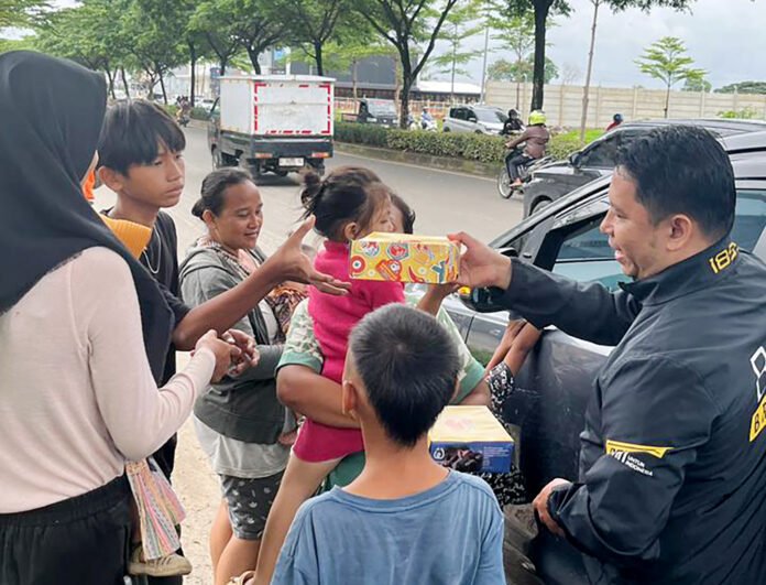 Pegawai BRI BO Bekasi HI membagikan makanan berbuka puasa kepada warga sekitar. Foto: BRI