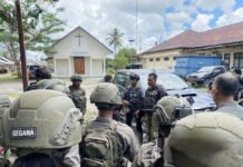 Terduga Kelompok Bersenjata Diciduk di Pasar Yahukimo, Satgas Cartenz Dalami Peran Meno Heluka Petugas Satgas Operasi Damai Cartenz saat pengamanan di wilayah Yahukimo. Foto: Polri