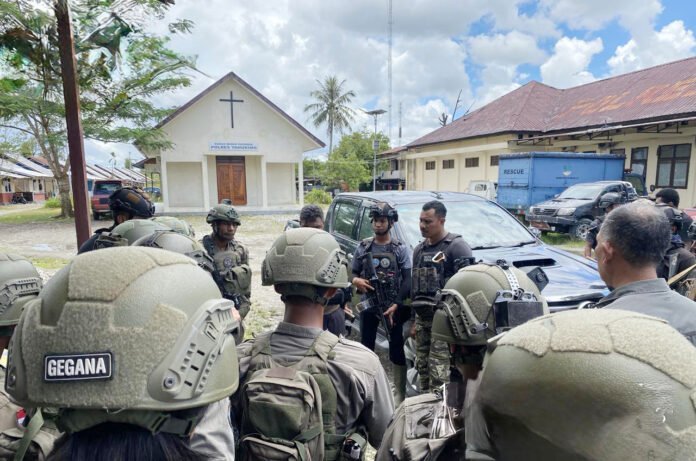 Petugas Satgas Operasi Damai Cartenz saat pengamanan di wilayah Yahukimo. Foto: Polri
