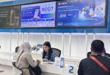 Ramadan 2026 XLSMART Siapkan Paket Ibadah hingga Gaming, Jaringan Diklaim Siaga Petugas layanan pelanggan XLSMART sedang melayani pelanggan di XL Center, Jakarta Selatan, Selasa (24/2). Foto: XLSMART