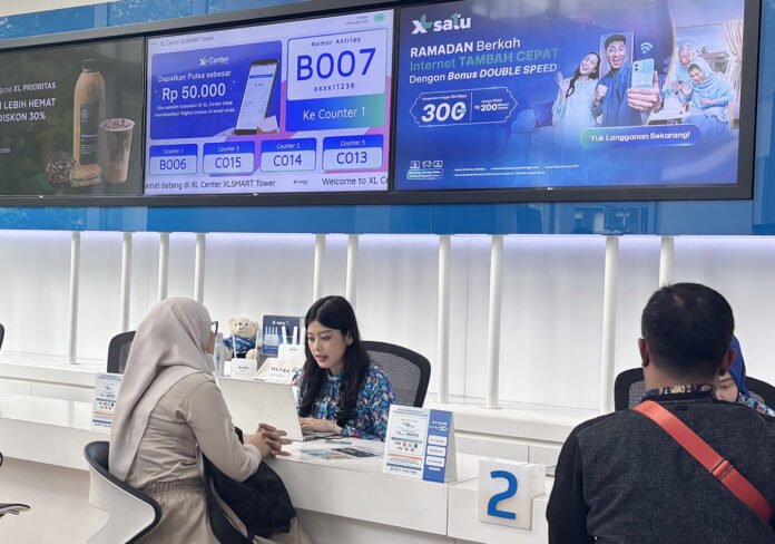 Petugas layanan pelanggan XLSMART sedang melayani pelanggan di XL Center, Jakarta Selatan, Selasa (24/2). Foto: XLSMART