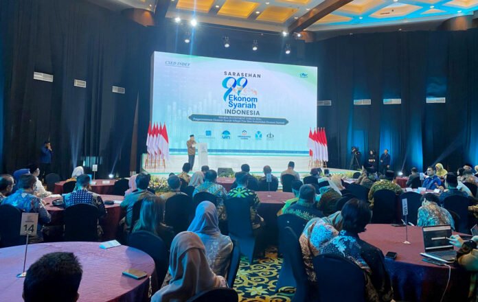 Wapres RI ke-13 Ma’ruf Amin saat menyampaikan keynote speech dalam Sarasehan 99 Ekonom Syariah di Jakarta, Selasa (24/2/2026). Foto: Harnas.id