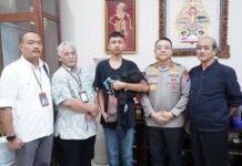 Aksi di Depan Mapolda DIY Sempat Ricuh, Polisi Pastikan Situasi Tetap Kondusif Seorang mahasiswa diamankan petugas saat aksi di depan Mapolda DIY sebelum diserahkan ke pihak rektorat. Foto: Polri