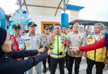Jelang Operasi Ketupat 2026, Kakorlantas Cek Tol Jabar: Bus dan Travel Jadi Fokus Kakorlantas Polri meninjau kesiapan jalur tol di Jawa Barat jelang Operasi Ketupat 2026. Foto: Polri