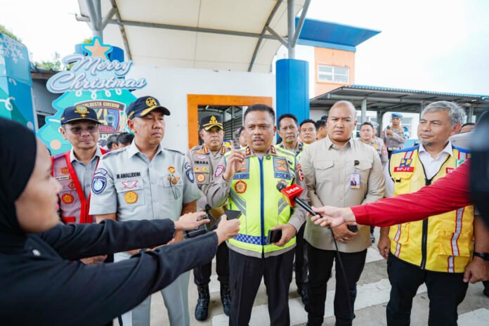 Kakorlantas Polri meninjau kesiapan jalur tol di Jawa Barat jelang Operasi Ketupat 2026. Foto: Polri