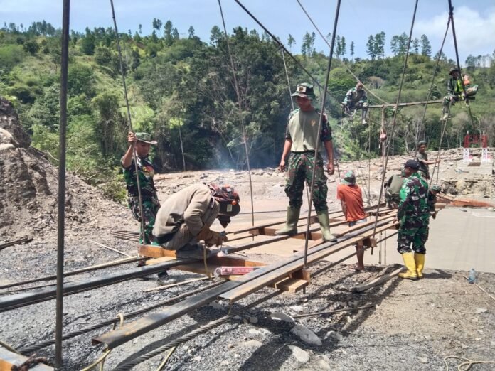Proses pembangunan jembatan gantung di Desa Burlah, Aceh Tengah. Foto: BNPB