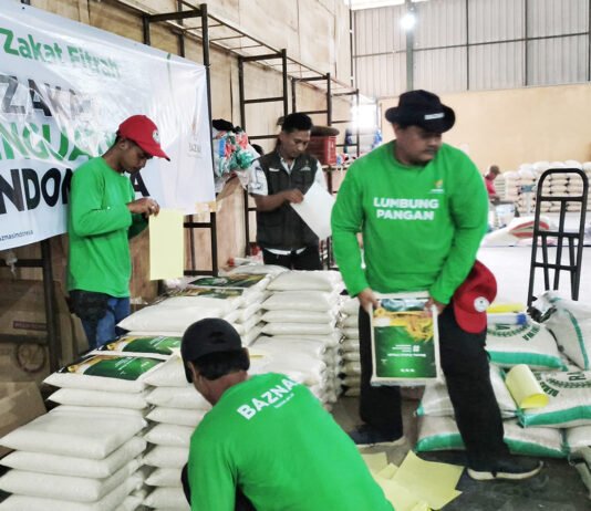 BAZNAS Siapkan Beras Premium untuk Zakat Fitrah 2026, Petani Binaan Jadi Garda Depan Aktivitas pengemasan beras di Lumbung Pangan binaan BAZNAS untuk kebutuhan zakat fitrah. Foto: Baznas