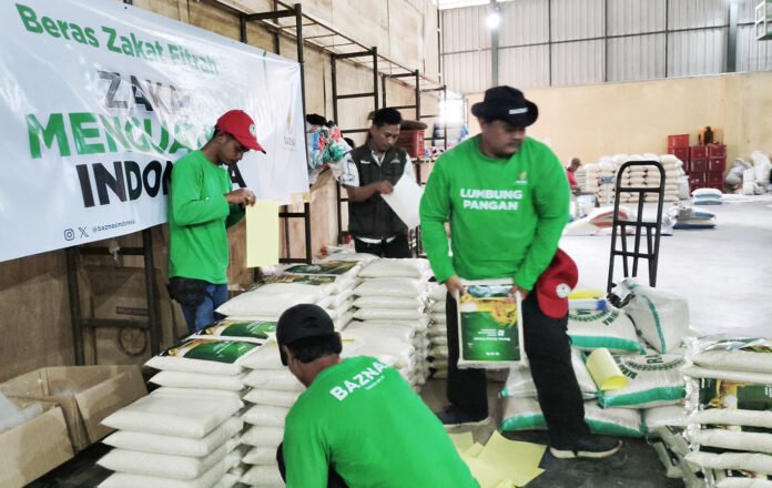 Aktivitas pengemasan beras di Lumbung Pangan binaan BAZNAS untuk kebutuhan zakat fitrah. Foto: Baznas Aktivitas pengemasan beras di Lumbung Pangan binaan BAZNAS untuk kebutuhan zakat fitrah. Foto: Baznas