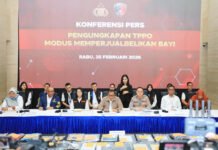 Dokumen Palsu, Bareskrim Bongkar Jaringan Perdagangan Bayi Lintas Pulau Konferensi pers pengungkapan kasus perdagangan bayi oleh Bareskrim Polri. Foto: Polri