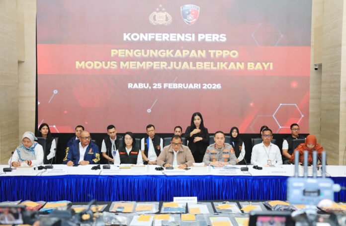 Konferensi pers pengungkapan kasus perdagangan bayi oleh Bareskrim Polri. Foto: Polri