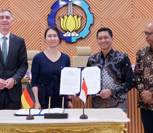 ITS Gandeng Kampus Jerman, Magister Gelar Ganda Transportasi Laut Resmi Jalan Penandatanganan MoA program magister gelar ganda ITS dan Hochschule Wismar di Gedung Rektorat ITS. Foto: Humas ITS