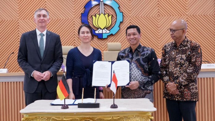 Penandatanganan MoA program magister gelar ganda ITS dan Hochschule Wismar di Gedung Rektorat ITS. Foto: Humas ITS Penandatanganan MoA program magister gelar ganda ITS dan Hochschule Wismar di Gedung Rektorat ITS. Foto: Humas ITS