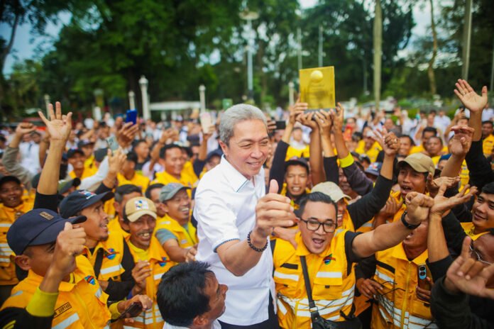 Wali Kota Bogor menerima predikat Menuju Kota Bersih dari Kementerian Lingkungan Hidup. Foto: Pemkot Bogor Wali Kota Bogor menerima predikat Menuju Kota Bersih dari Kementerian Lingkungan Hidup. Foto: Pemkot Bogor