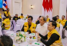 Dedie Rachim Menjamu Pasukan Kuning di Balai Kota, Apresiasi Kerja Sunyi Penjaga Kebersihan Bogor Wali Kota Bogor Dedie A. Rachim berbuka puasa bersama pasukan kuning di Balai Kota Bogor. Foto: dok. Pemkot Bogor