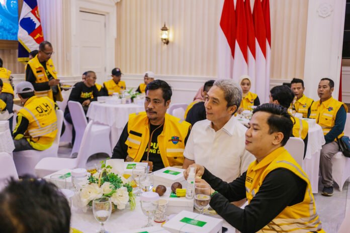 Wali Kota Bogor Dedie A. Rachim berbuka puasa bersama pasukan kuning di Balai Kota Bogor. Foto: dok. Pemkot Bogor Wali Kota Bogor Dedie A. Rachim berbuka puasa bersama pasukan kuning di Balai Kota Bogor. Foto: dok. Pemkot Bogor