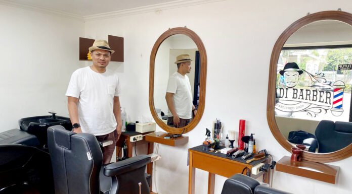 Dari Office Boy ke Istana, Jumadi Langganan Cukur Jokowi Kini Bangun Barbershop di Bogor Jumadi, pemilik private barbershop di pusat Kota Bogor. Foto: Harnas.id