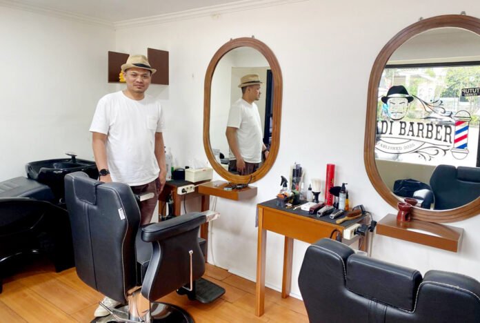 Jumadi, pemilik private barbershop di pusat Kota Bogor. Foto: Harnas.id