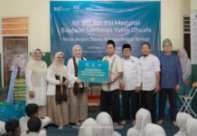Milad ke-5 IIK BSI, Ramadan Jadi Momentum Berbagi untuk Yatim di Bogor Penyaluran santunan dan paket sembako kepada anak-anak yatim di LKSA Darushsholihin, Bogor. Foto: BSI