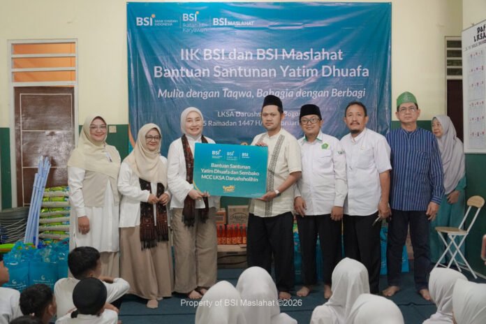 Penyaluran santunan dan paket sembako kepada anak-anak yatim di LKSA Darushsholihin, Bogor. Foto: BSI Penyaluran santunan dan paket sembako kepada anak-anak yatim di LKSA Darushsholihin, Bogor. Foto: BSI