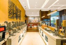 Iftar dari Ketinggian, Ascott Kuningan Hadirkan Fast Breaking Serenity dengan Menu Berbeda Setiap Hari Area dining tepi kolam di lantai 11 Ascott Kuningan Jakarta saat program iftar. Foto: Ascott Jakarta