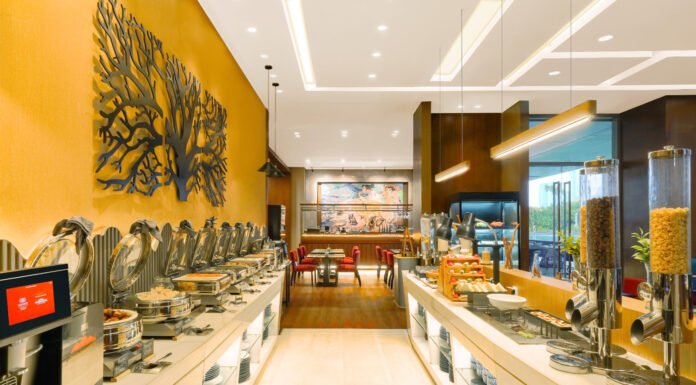 Iftar dari Ketinggian, Ascott Kuningan Hadirkan Fast Breaking Serenity dengan Menu Berbeda Setiap Hari Area dining tepi kolam di lantai 11 Ascott Kuningan Jakarta saat program iftar. Foto: Ascott Jakarta