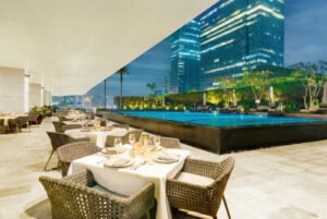 Area dining tepi kolam di lantai 11 Ascott Kuningan Jakarta saat program iftar. Foto: Ascott Jakarta