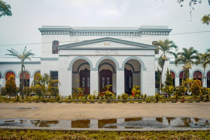 Suasana Kota Bogor dengan latar landmark ikonik. Foto: Unsplash/Febrian.