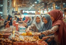 Pakar IPB Sebut Ramadan Rawan Perilaku Konsumtif Ilustrasi masyarakat berburu takjil dan kebutuhan Ramadan di pusat perbelanjaan. Foto: Canva AI
