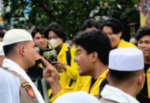 Dimaki Saat Demo Mahasiswa Polisi Tetap Tenang, Kapolri: Itu Sosok yang Kita Cari Mahasiswa Mencaci Polisi di Tengah Demonstrasi. Foto: Tangkapan Layar/Ist