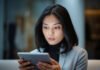 Global Fraud Index 2025: Indonesia Nomor Dua Dunia Paling Rentan Penipuan Digital Ilustrasi seorang perempuan menggunakan aplikasi digital melalui tablet pintar. Image: Ilustrasi Canva