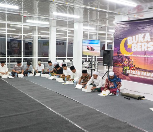 Bukan Cuma Balap, MGPA Rangkul Warga Sekitar Sirkuit Mandalika Lewat Buka Puasa Bersama Suasana buka puasa bersama MGPA dan warga di Dining Hall Sirkuit Mandalika. Foto: MGPA