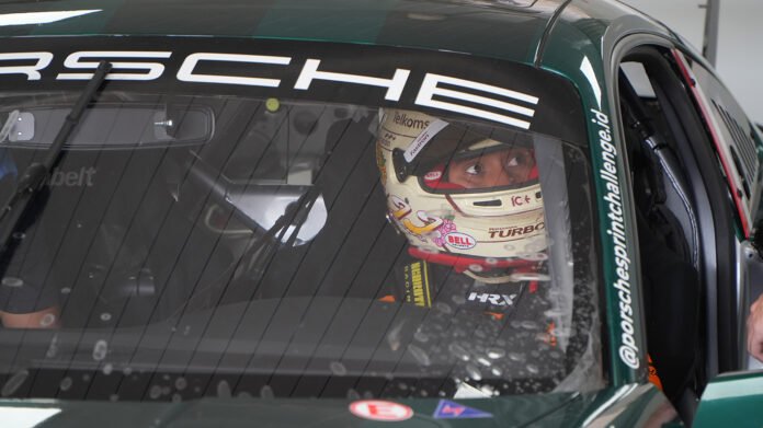 Pembalap Sean Gelael saat menjajal lintasan Pertamina Mandalika International Circuit dalam sesi uji coba. Foto: MGPA