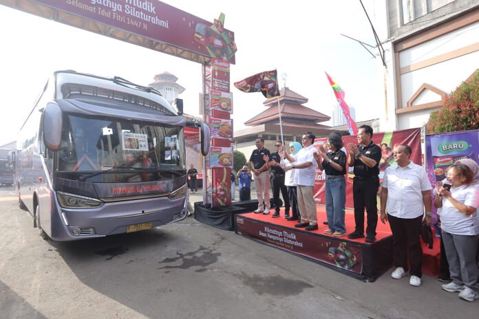 Pelepasan peserta Program Mudik Bersama Indomie di Bekasi. Foto: Humas Indofood
