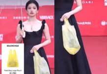 Muncul Usai Zhang Jingyi Bawa di Karpet Merah, Benarkah Tas Plastik Kuning Viral Rp27 Juta Produk Balenciaga? Zhang Jingyi membawa kantong plastik kuning yang viral di media sosial dan disebut-sebut sebagai tas Balenciaga. Foto: Ist/Tangkapan layar TikTok