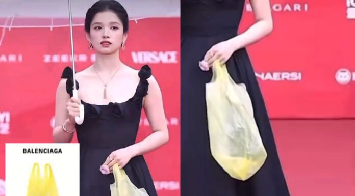 Muncul Usai Zhang Jingyi Bawa di Karpet Merah, Benarkah Tas Plastik Kuning Viral Rp27 Juta Produk Balenciaga? Zhang Jingyi membawa kantong plastik kuning yang viral di media sosial dan disebut-sebut sebagai tas Balenciaga. Foto: Ist/Tangkapan layar TikTok