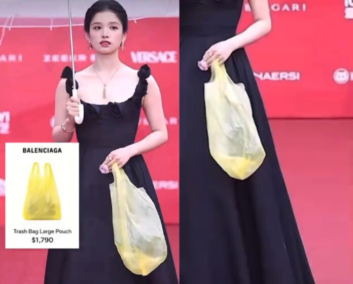 Zhang Jingyi membawa kantong plastik kuning yang viral di media sosial dan disebut-sebut sebagai tas Balenciaga. Foto: Ist/Tangkapan layar TikTok