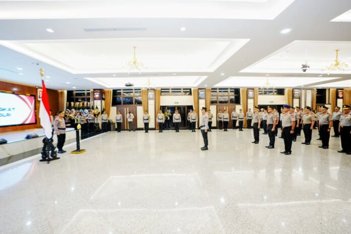 Kapolri memimpin upacara kenaikan pangkat perwira Polri di Mabes Polri. Foto: Dok. Divisi Humas Polri