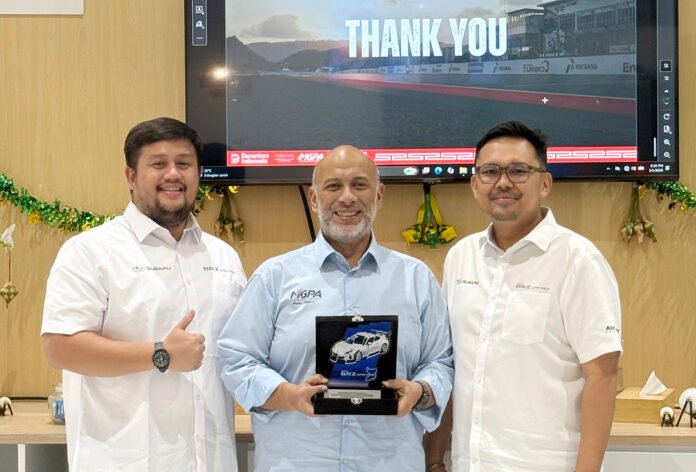 Rully Habibie MGPA menerima penghargaan dari Max Motorsport di Mandalika. Foto: MGPA