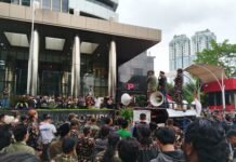 Banser Geruduk Gedung KPK