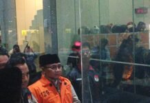 Yaqut Keluar Gedung KPK Gunakan Rompi Oren