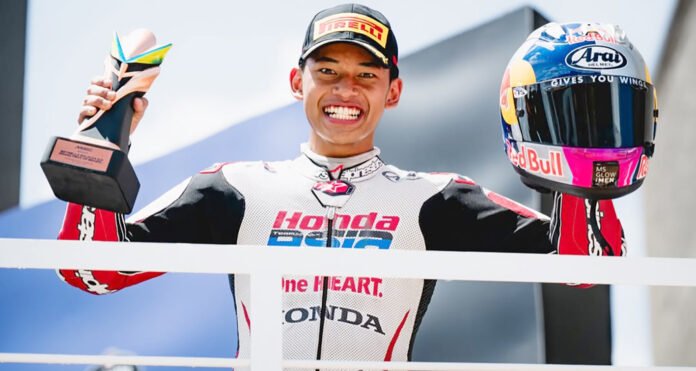 Veda Ega Pratama usai meraih podium Moto3 Grand Prix Brasil 2026. Foto: MGPA