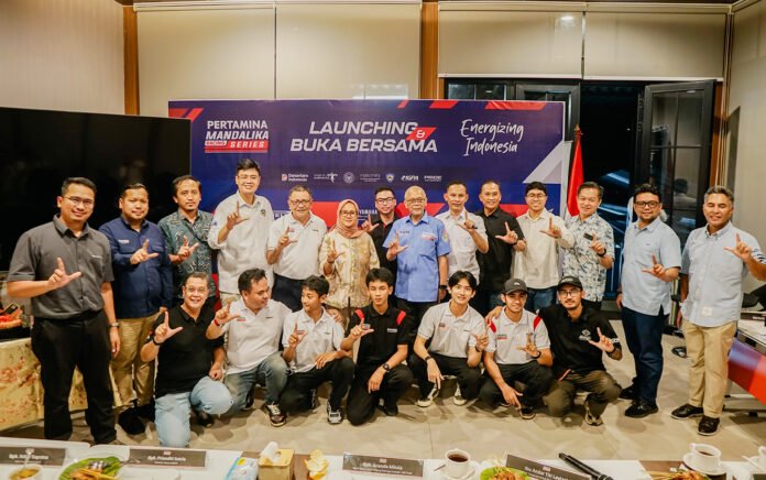 Para penyelenggara dan pemangku kepentingan berfoto bersama usai peluncuran Kejurnas Pertamina Mandalika Racing Series 2026 di Jakarta. Foto: MGPA