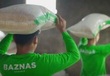 BAZNAS Buka Suara Soal Dana Amil hingga Isu Zakat untuk MBG, Ini Penjelasan Lengkapnya Penyaluran zakat kepada mustahik oleh BAZNAS (dok. IG BAZNAS)