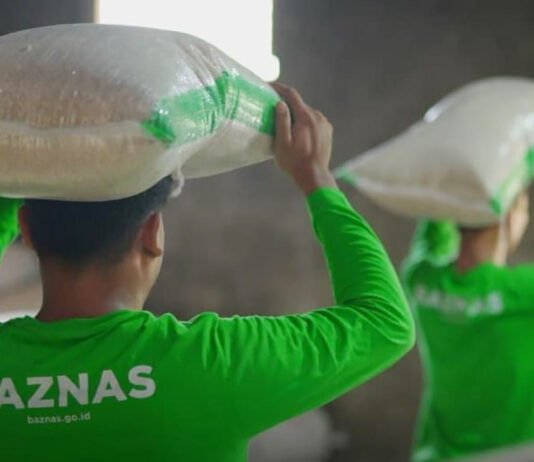 BAZNAS Buka Suara Soal Dana Amil hingga Isu Zakat untuk MBG, Ini Penjelasan Lengkapnya Penyaluran zakat kepada mustahik oleh BAZNAS (dok. IG BAZNAS)