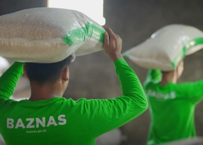Penyaluran zakat kepada mustahik oleh BAZNAS (dok. IG BAZNAS)